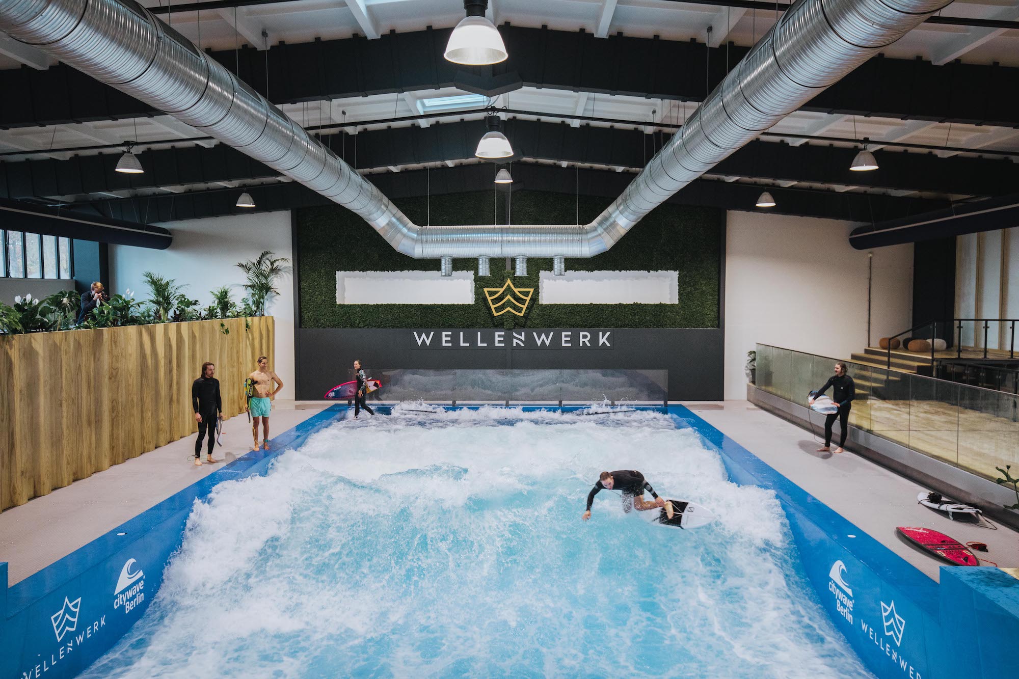 Wellenwerk | Berlin >> Indoor Surfen im City Wavepool: Wellenreiten.de