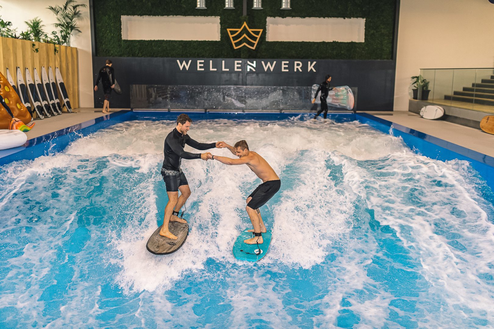 Wellenwerk | Berlin >> Indoor Surfen im City Wavepool: Wellenreiten.de