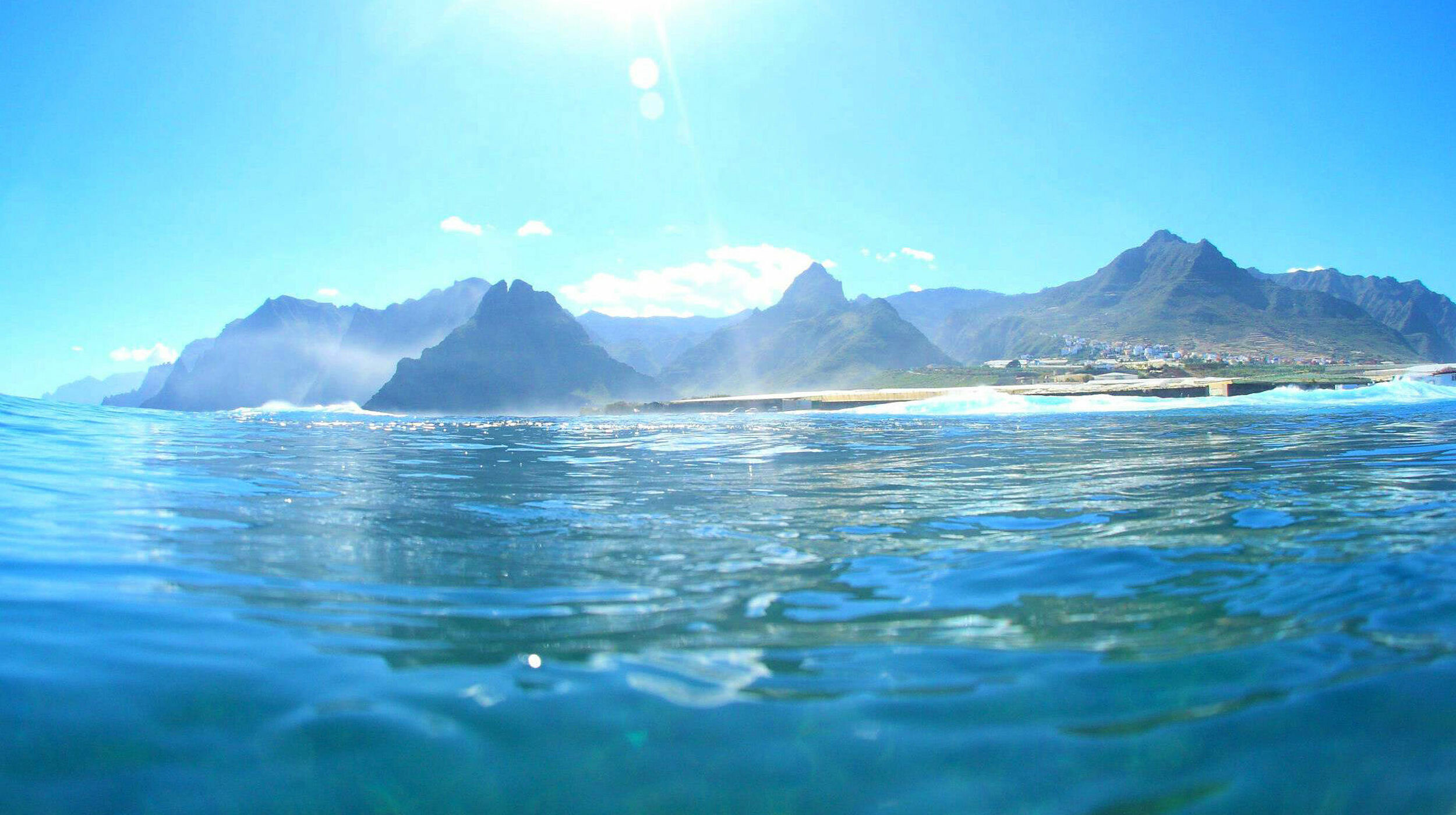 Aussicht vom Meer auf die Berge auf Teneriffa Aussicht vom Meer auf die Berge auf Teneriffa