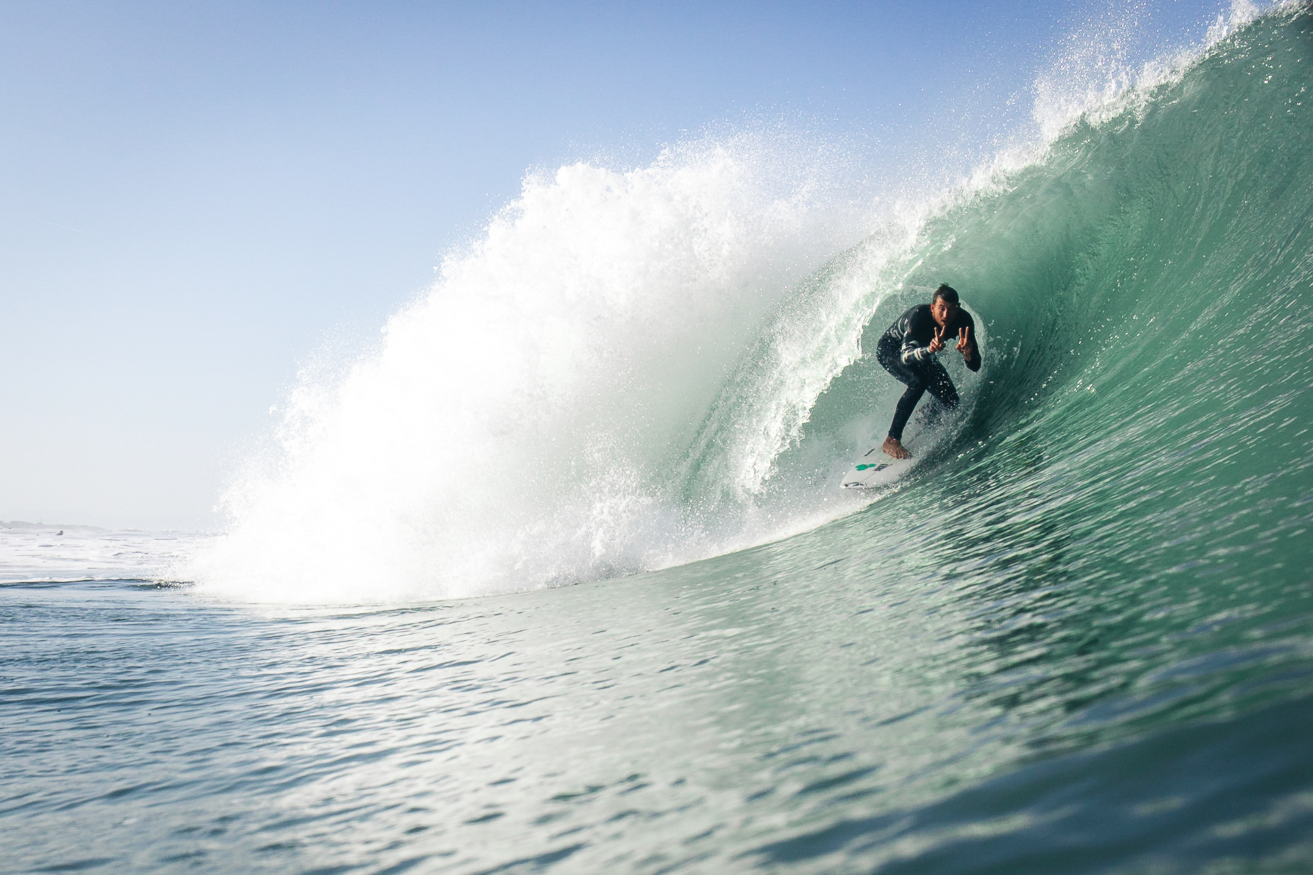 Wellenreiten.de: Leon Glatzer in einer Barrel in Frankreich Wellenreiten.de: Leon Glatzer in einer Barrel in Frankreich