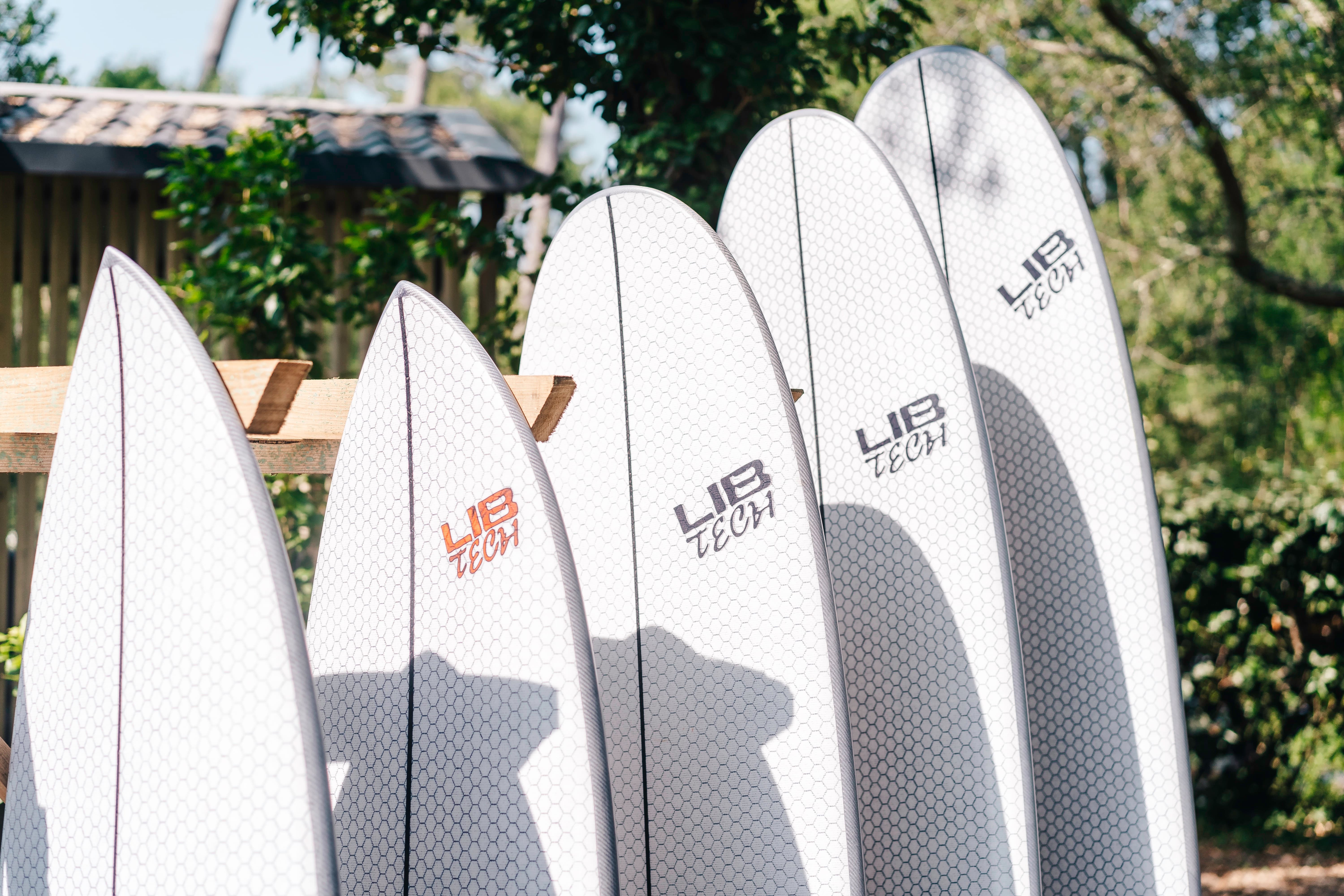 Die verschiedenen Arten von Surfbrettern Verschiedene Arten von weissen Surfbrettern
