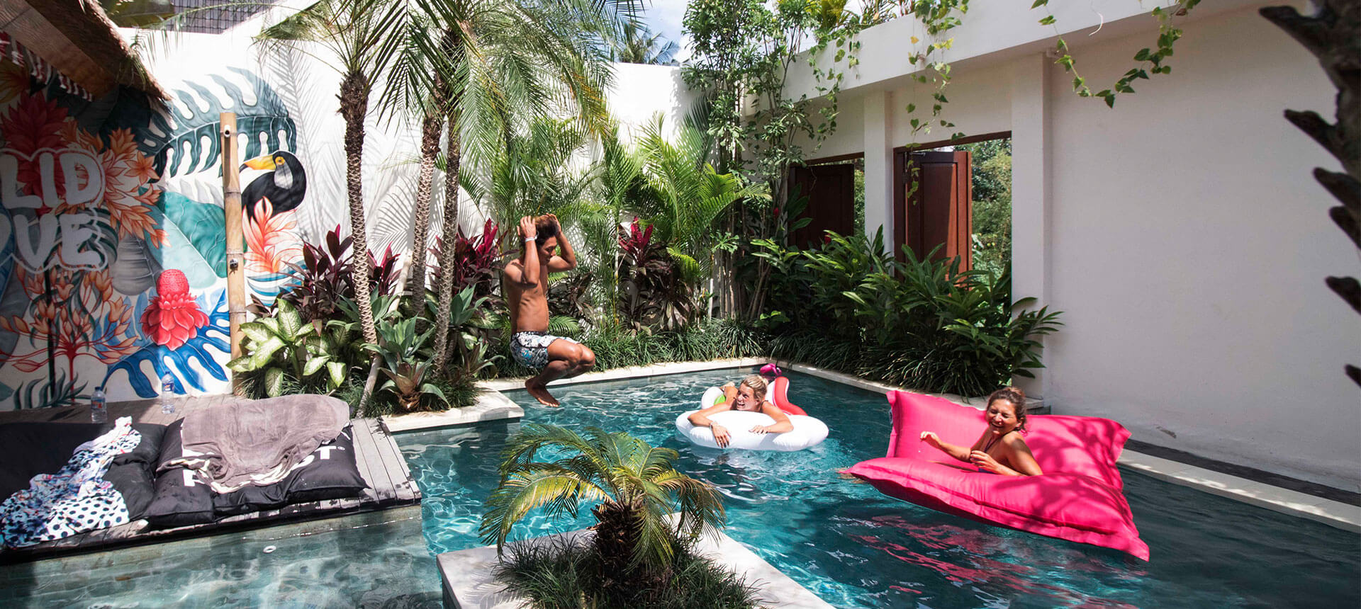 Solid Surf and Yoga Surfcamp Bali Canggu mit Pool