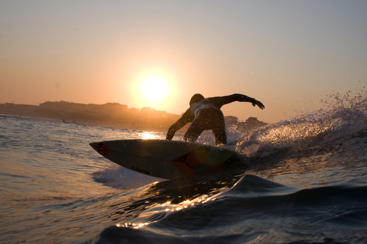 Surfen an der Algarve in Portugal im goldenen Herbst