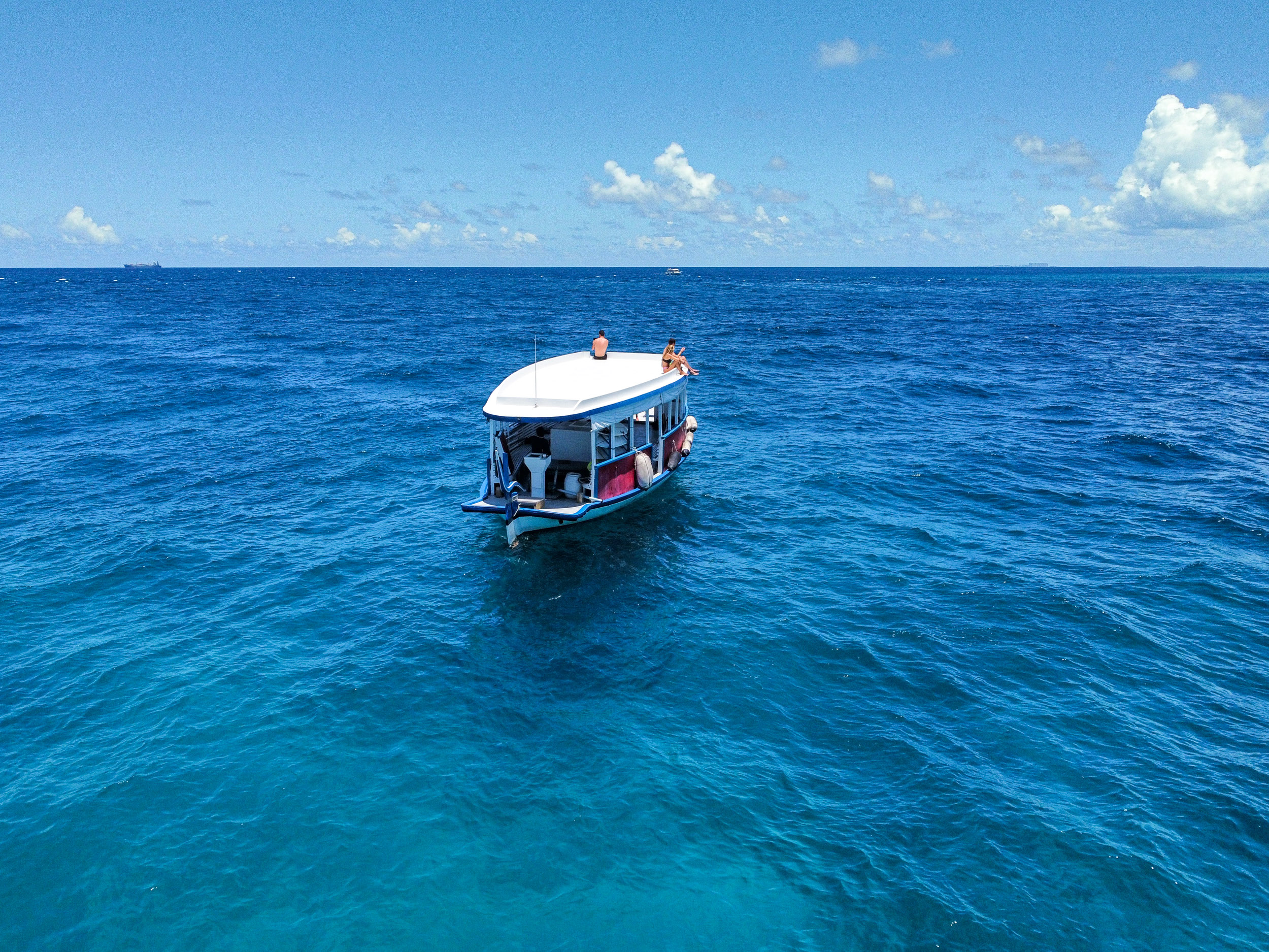 Azurblaues Wasser und nur eine Handvoll Surfer im Wasser