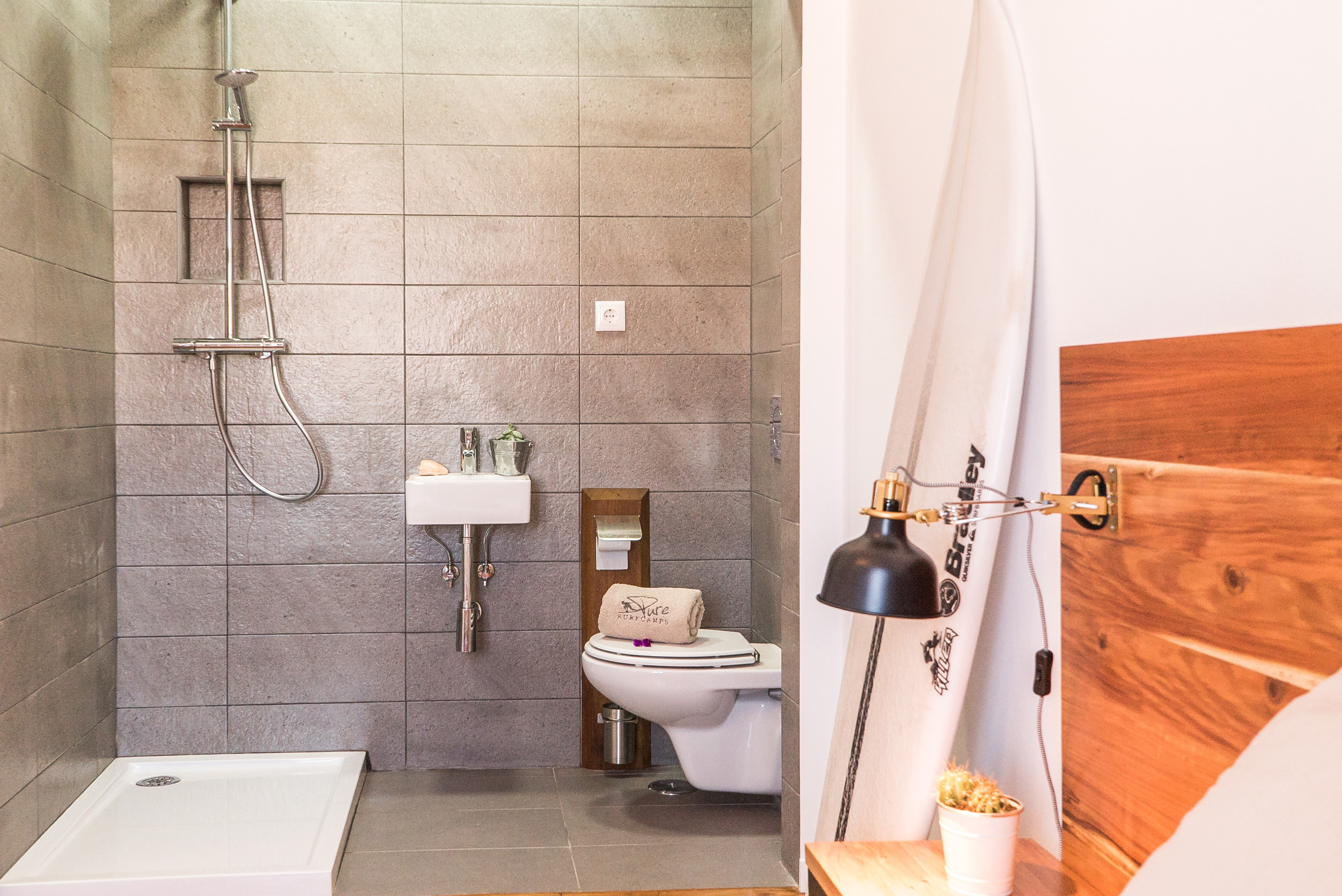 surfhouse caparica portugal surfen lernen ensuite bad
