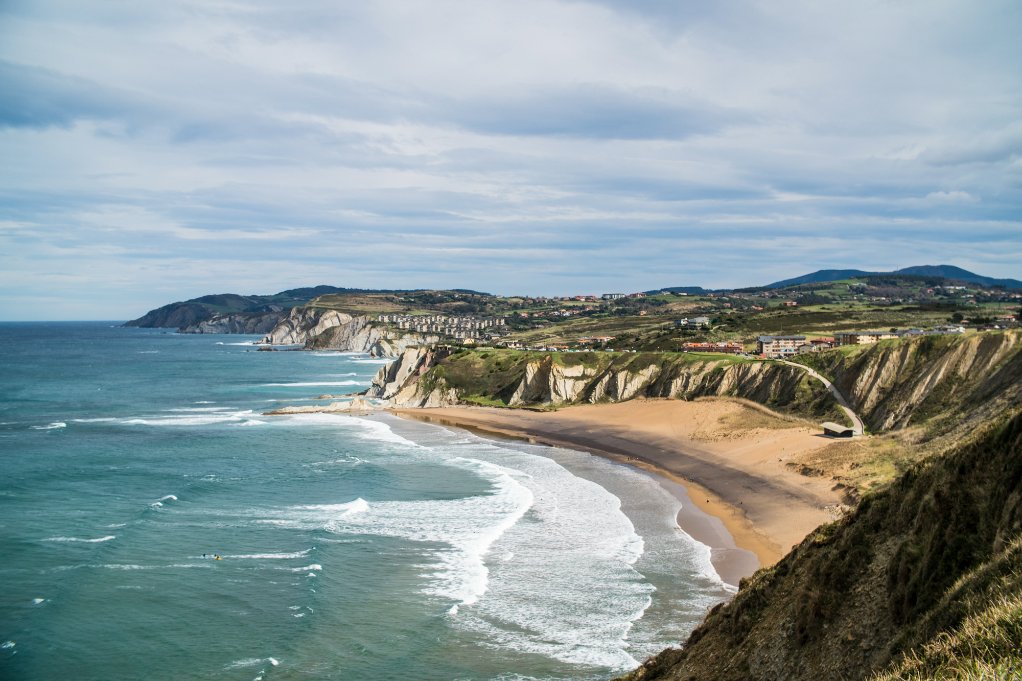 Eco Surfhouse Bilbao Surfcamp Spanien surfen am strand von bilbao