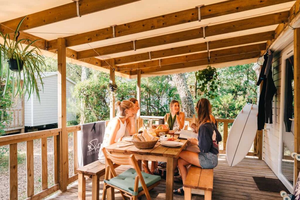 24 Plus Surfcamp Frühstück auf Veranda