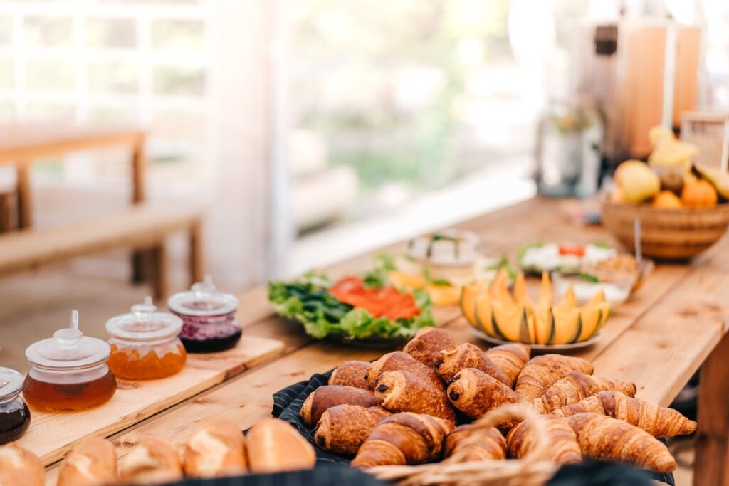 24 Plus Surfcamp Frühstück mit Croissants
