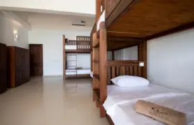 6er Mehrbettzimmer mit Bad im Beachfront Surfcamp Sri Lanka
