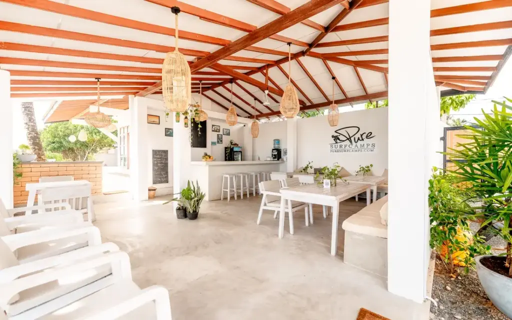 Beachfront Surfcamp Sri Lanka Frühstücksbereich + Bar