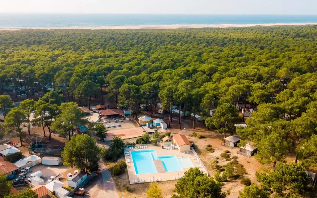 Familien Surfcamp Biscarosse mit Pools inmitten eines Pinienwaldes
