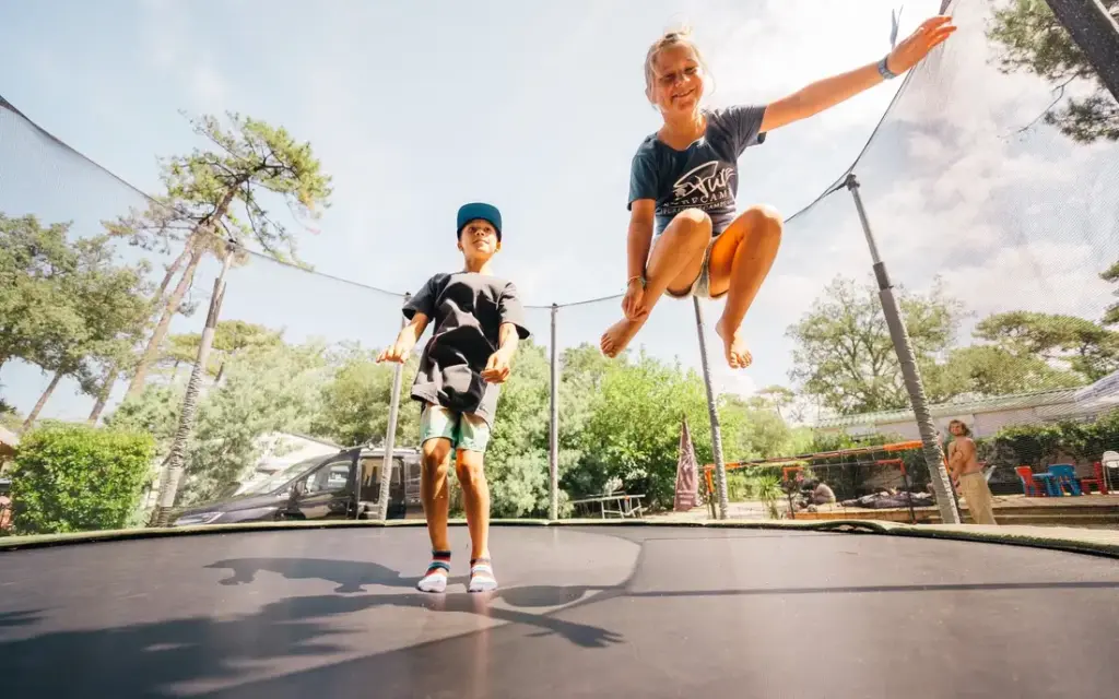 Riesentrampolin im Puresurfcamps Familien Surfcamp Moliets