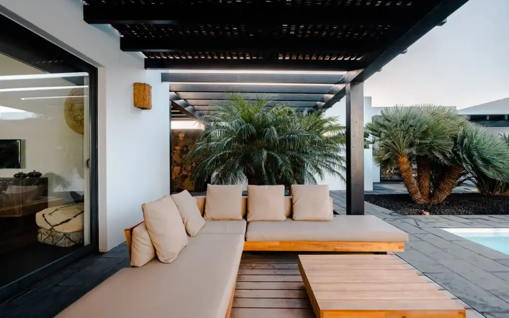 Sitzecke vorm Pool im Puresurfcamps Surfcamp Fuerteventura