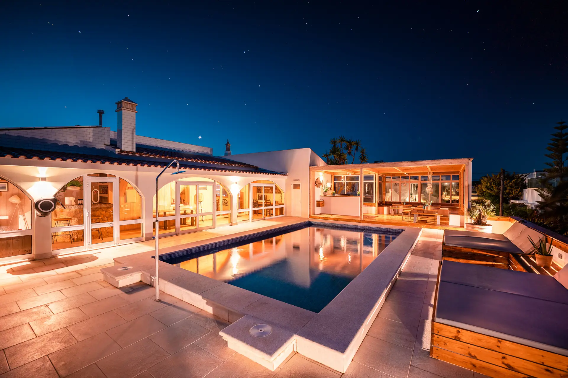 Pool im Surfcamp