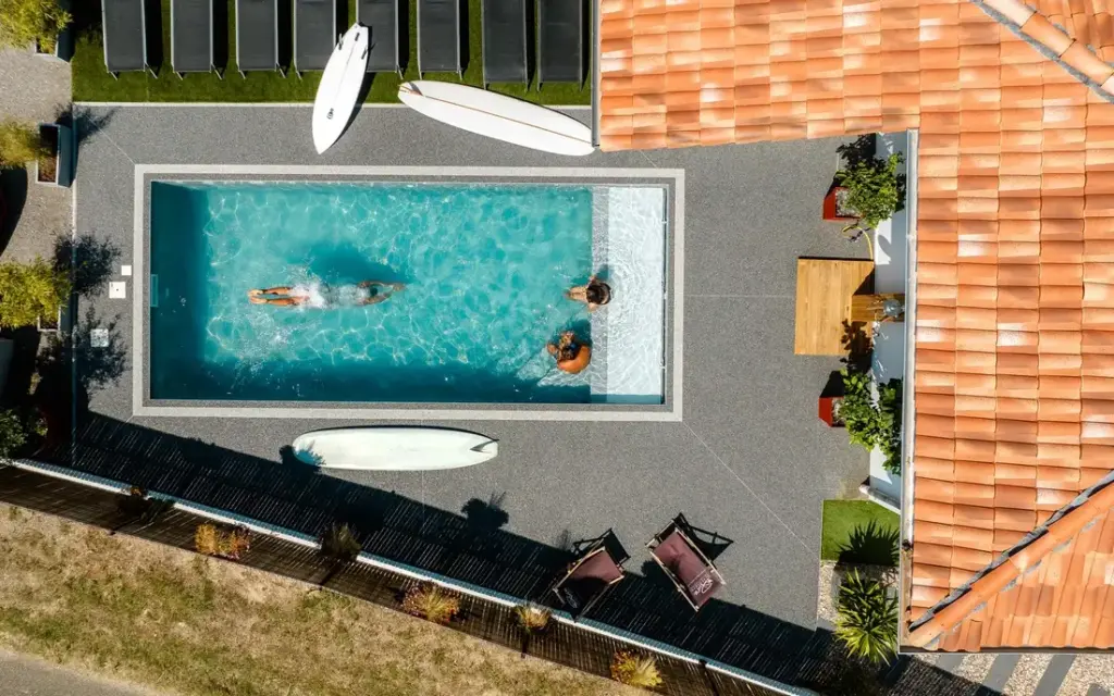 Surfhouse Moliets Blick von oben auf den Poolbereich