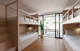 Pure Surf Villa Ericeira Mehrbettzimmer