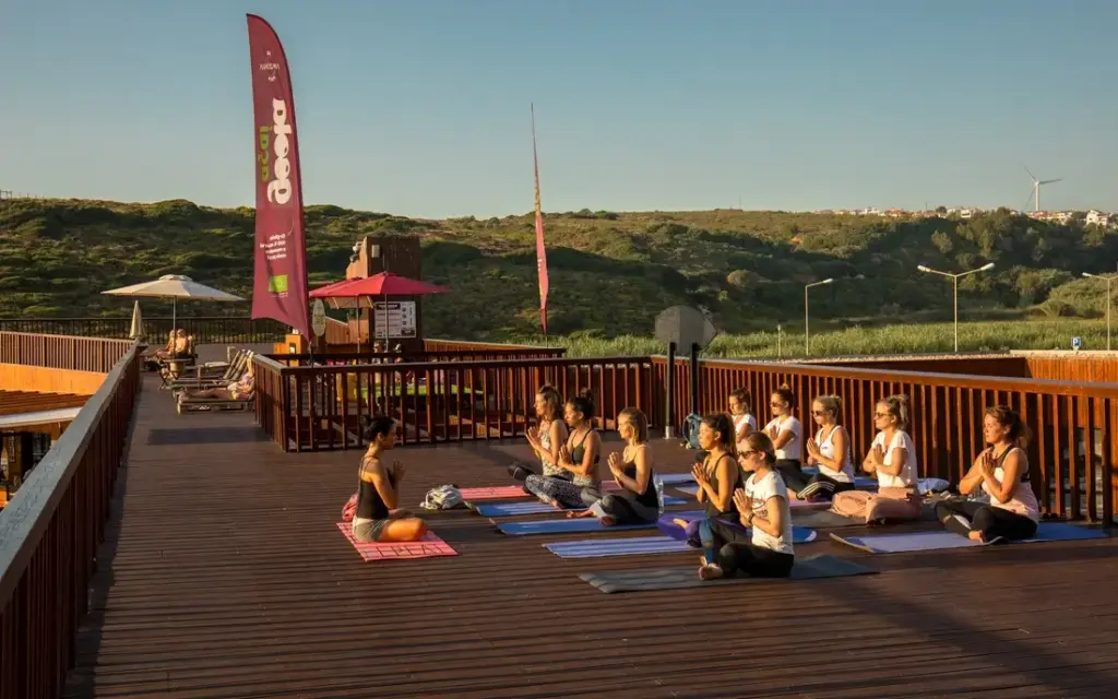 Sunset Surflodge Ericeira Yoga auf dem Sonnendeck