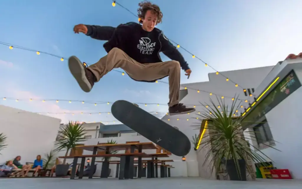 Ein Kickflip im Hof vom Surfhouse Caparica