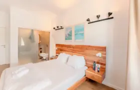 Das Doppelzimmer mit eigenem Bad im Surfhouse Caparica