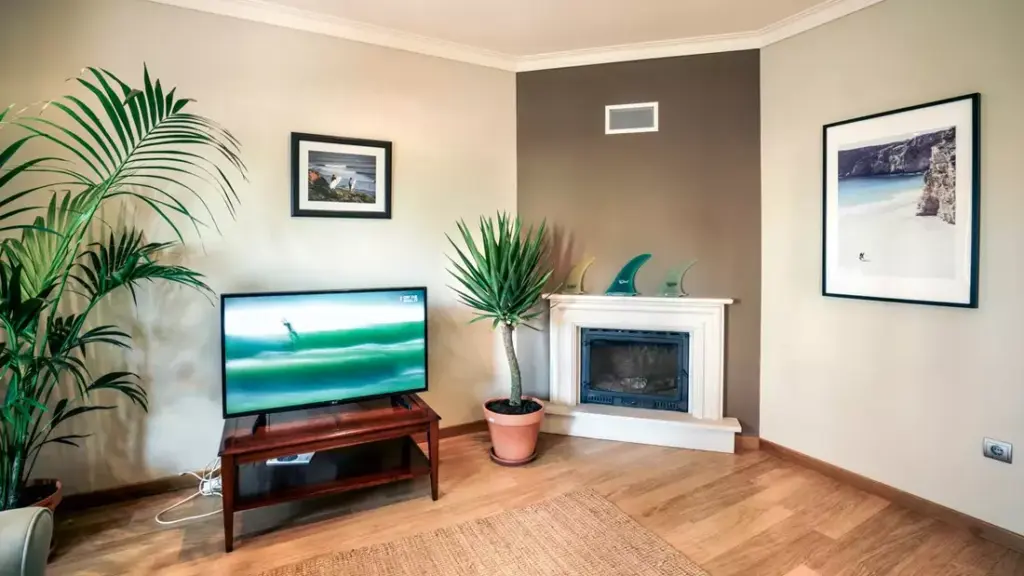 pure-surfcamps-surflodge-santa-cruz-portugal-gemeinschaftsbereich-wohnzimmer