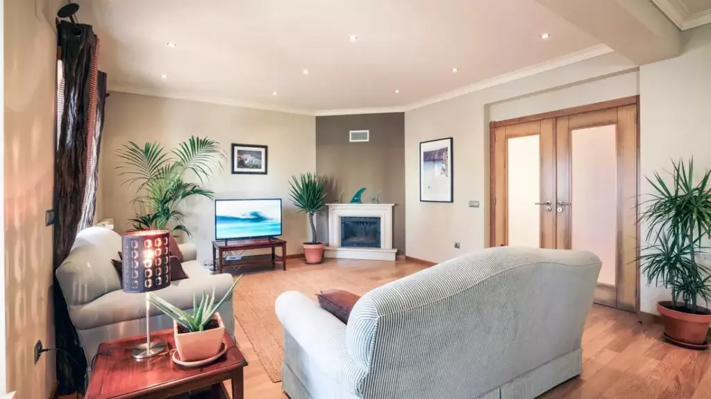 pure-surfcamps-surflodge-santa-cruz-portugal-wohnzimmer