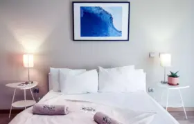 Doppelzimmer mit Bad in der Surflodge Santa Cruz