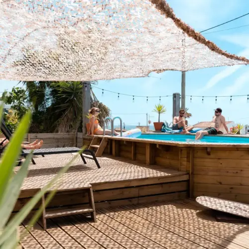 Zusammen sitzen am Pool vom Beachfront Surfcamp Caparica