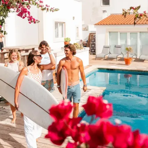 Der Pool in der Eco Surflodge Caparica