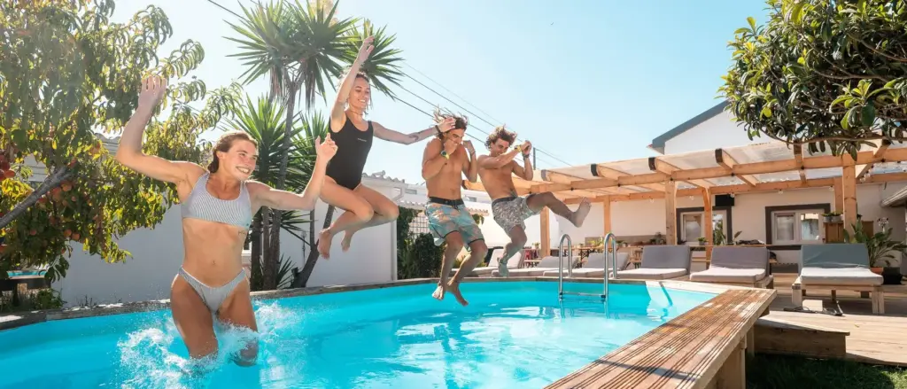 surfcamp-peniche-pool-reinspringen-freunde-1800x771-crop-default-4-543-3992-1711