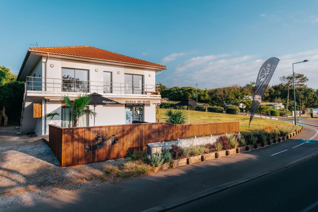 Surfcamp Seignosse Café mit Palmen