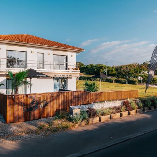 Surfcamp Seignosse Café mit Palmen