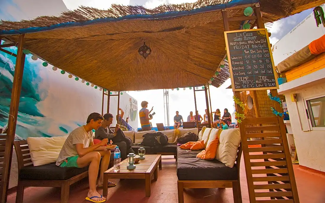Rooftop eines Surfhostels mit entspannter Atmosphäre