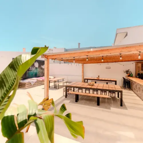 Die Essensarea im Surfhouse Caparica