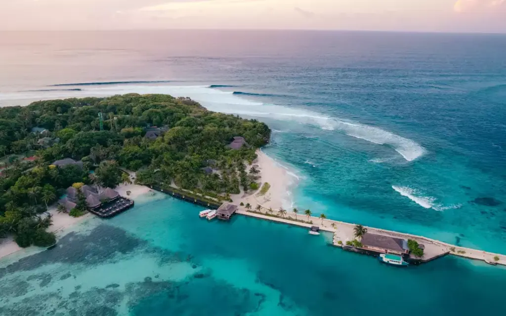 surfresort-malediven-umgebung-von-oben-sunset