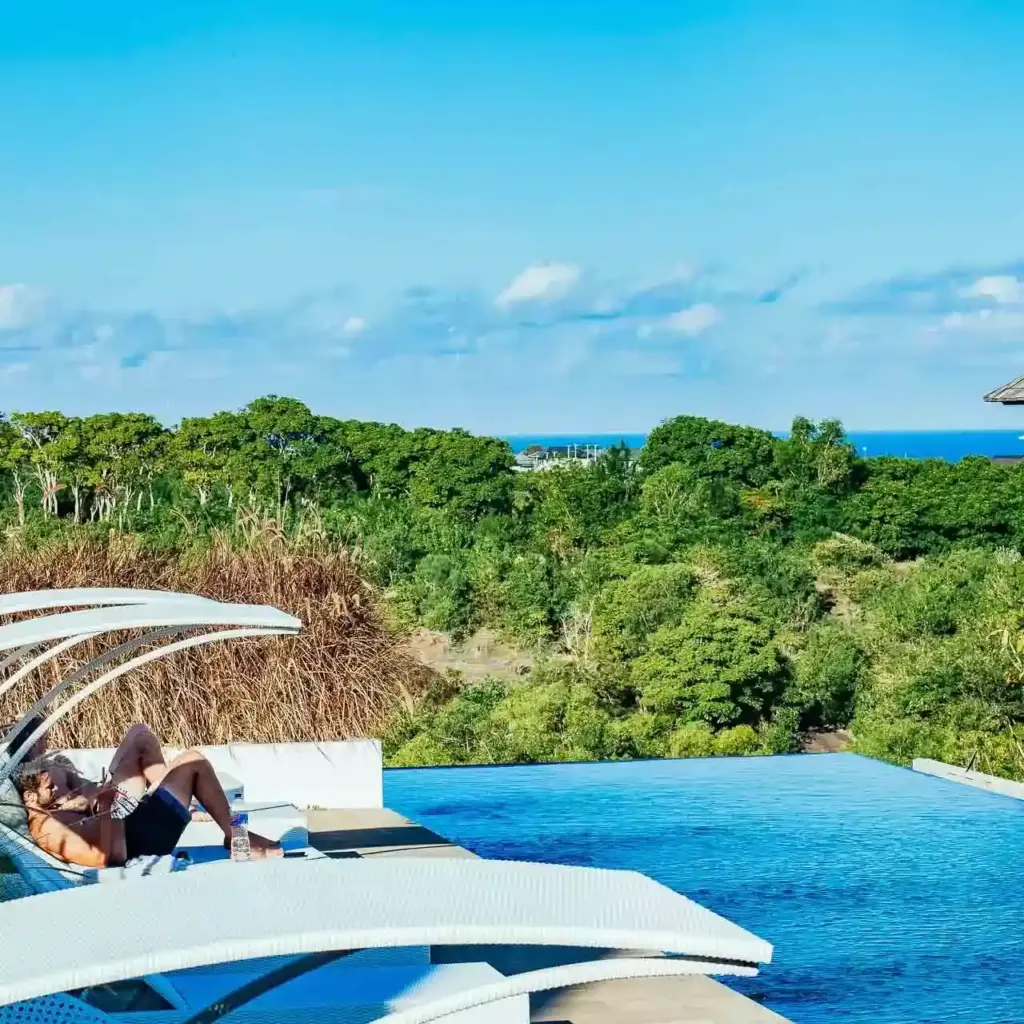 wellenreiten-indo-bali-surfcamp-green-bowl-pool-mit-meerblick_compressed