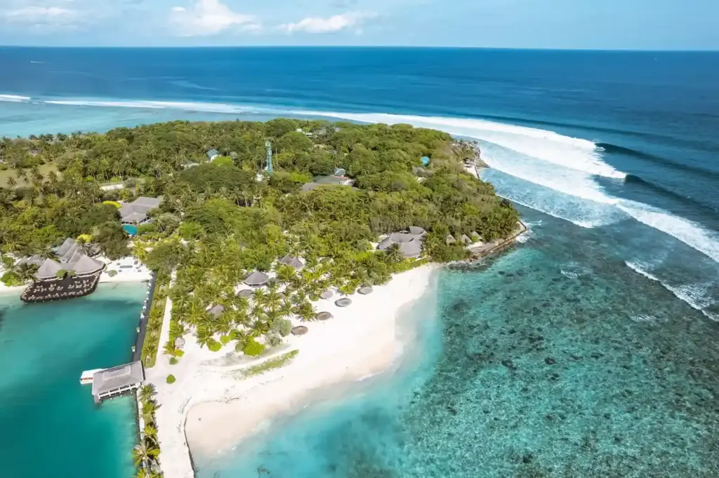 wellenreiten-malediven-surfresort-hudhuranfushi-privatinsel_compressed