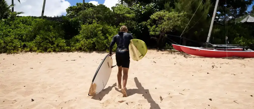 Surfboard-Guide_John_John_Florence_mit_seinen_Surfbrettern_am_Strand
