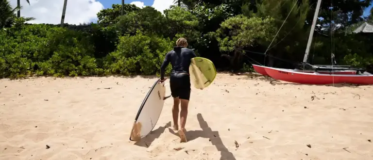 Surfboard-Guide_John_John_Florence_mit_seinen_Surfbrettern_am_Strand