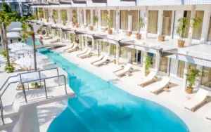 Surfcamp Canggu Bali mit Pool und Blick auf Echo Beach