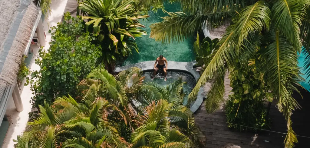 Surfcamp Bali Seminyak Palmen Pool