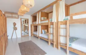 Pure Surfhouse Bali Canguu Mehrbettzimmer Betten