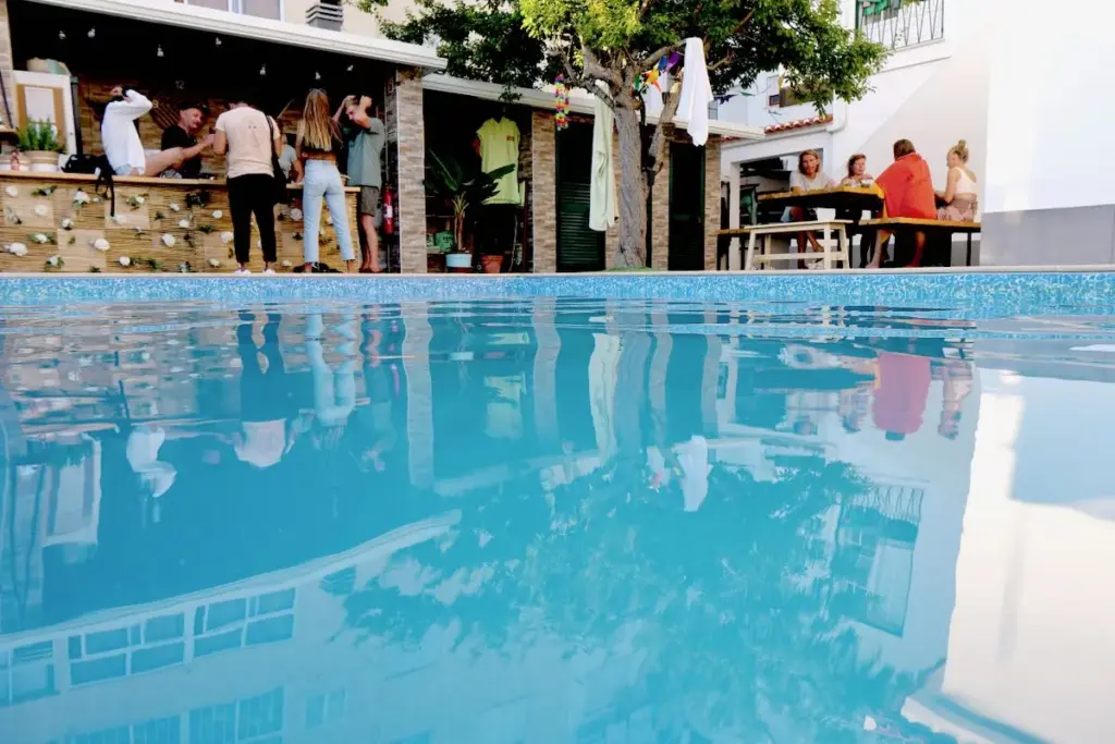 SURFinn Lissabon Außenbereich mit Pool & Bar