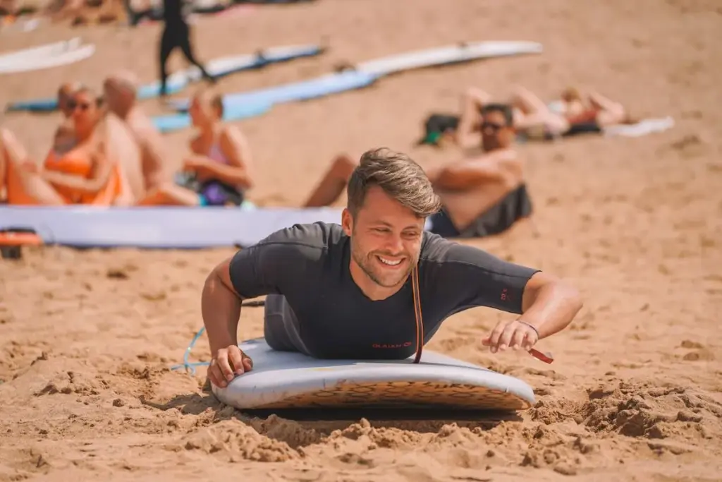 Surfcamp Zarautz Trockenübung Paddeln und Takeoff
