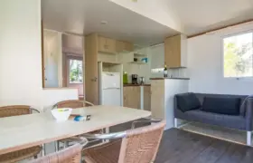 csm_puresurfcamps-familien-surfcamp-moliets-frankreich-familienurlaub-camping-mobile-home-wohnzimmer_3a496b22bf