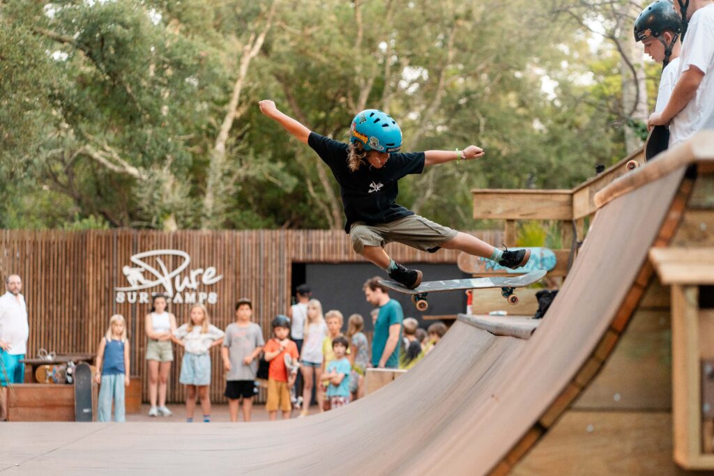 puresurfcamps_pure_surfcamp_surf_lifestyle_travel_ocean_classic_happy_moliets_friends_group-01700