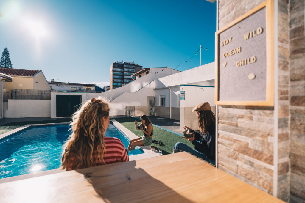 24-plus-surfcamp-caparica-portugal-chillen-am-pool