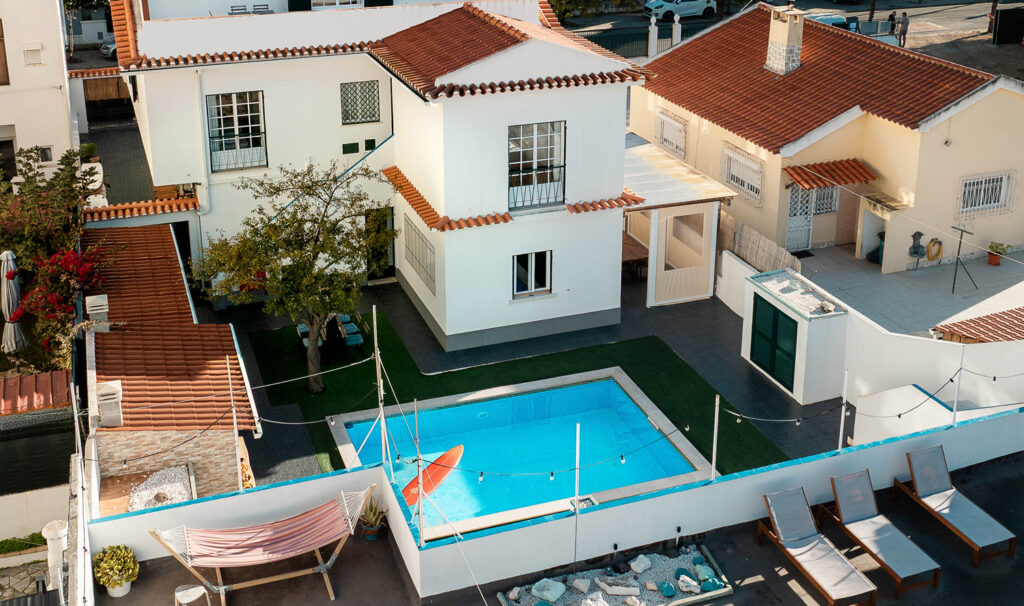 24-plus-surfcamp-caparica-portugal-dachterrasse-pool