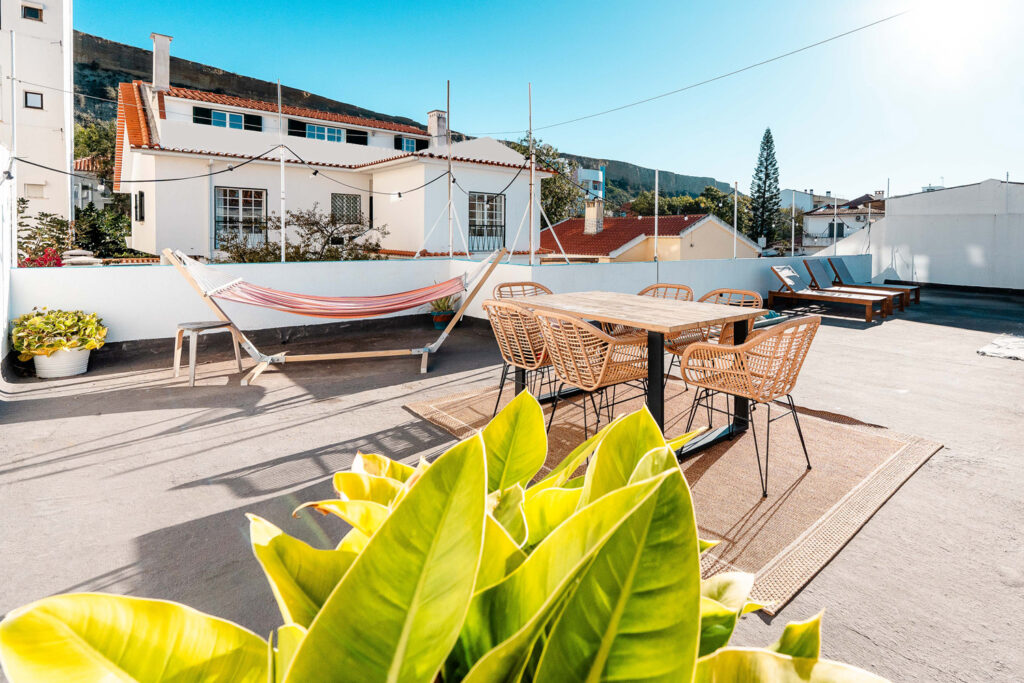 24-plus-surfcamp-caparica-portugal-dachterrasse-sonnendeck