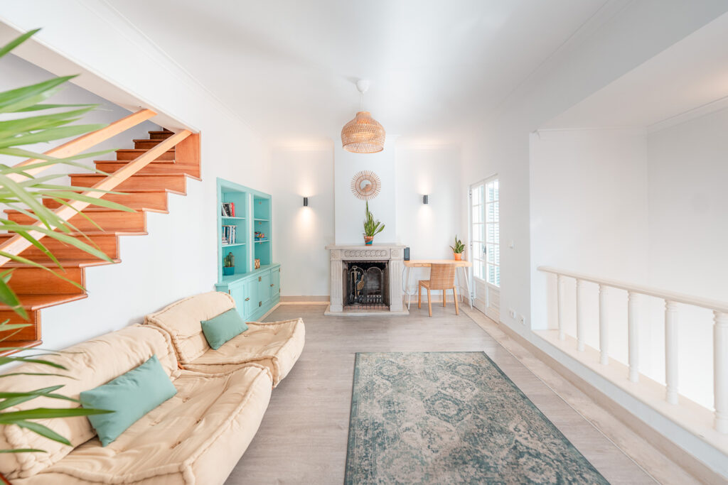 24-plus-surfcamp-caparica-portugal-lounge-sessel