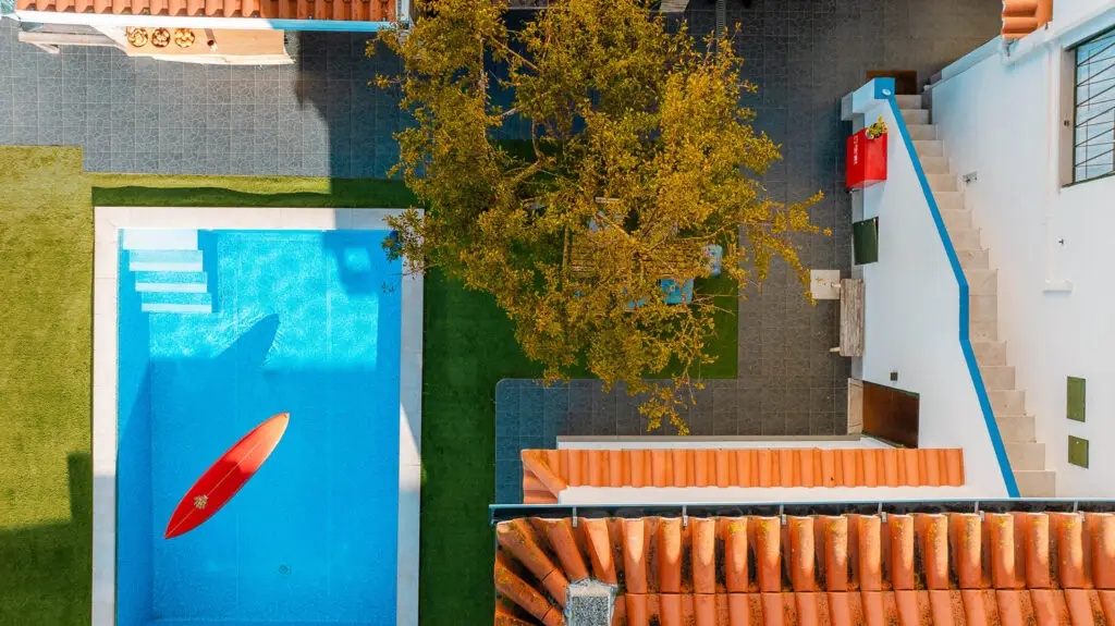 24-plus-surfcamp-caparica-portugal-pool